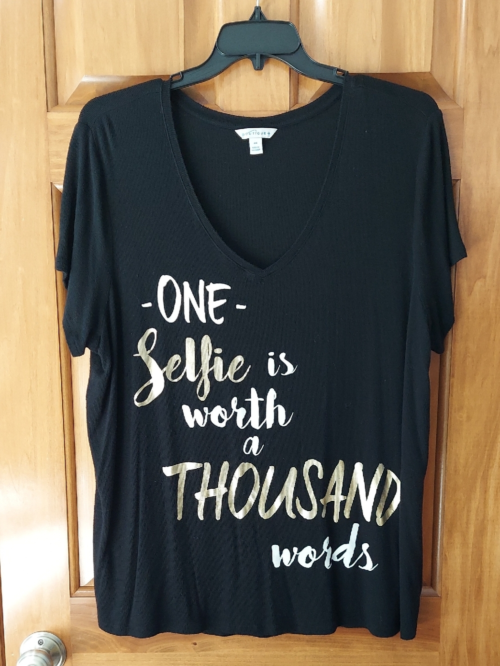 Boutique Black V-Neck Graphic Sweater One Selfie Is Worth A 1,000 Words Size 2X▪